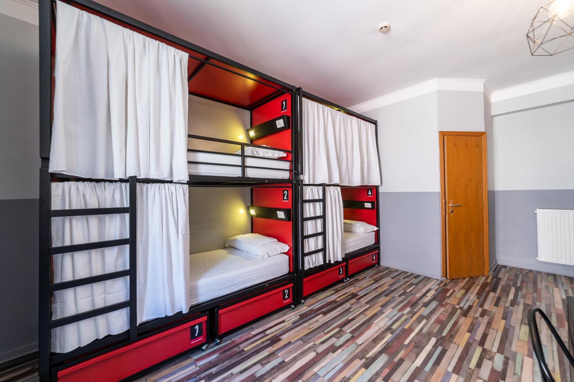 Yellowsquare Hostel *
